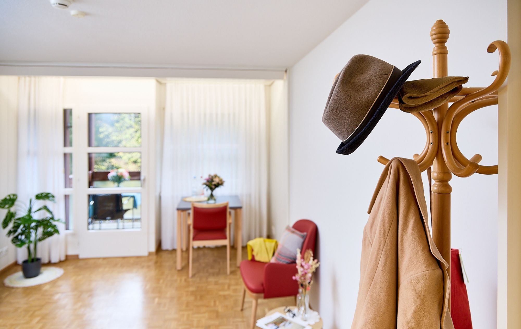 1) Musterzimmer (Kleiderständer).JPG