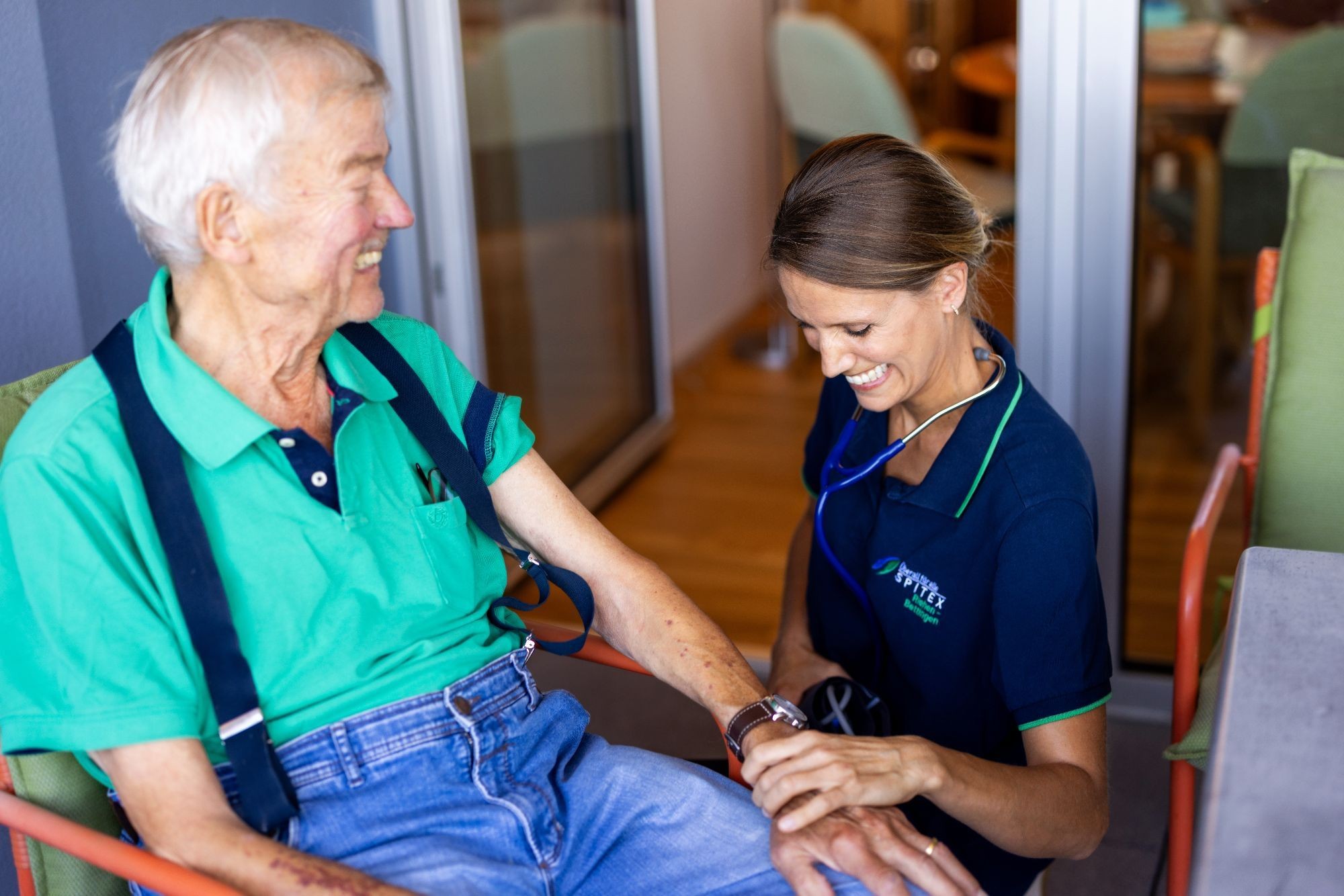 Eva mit Klienten_1_am Blutdruckmessen_4.jpg