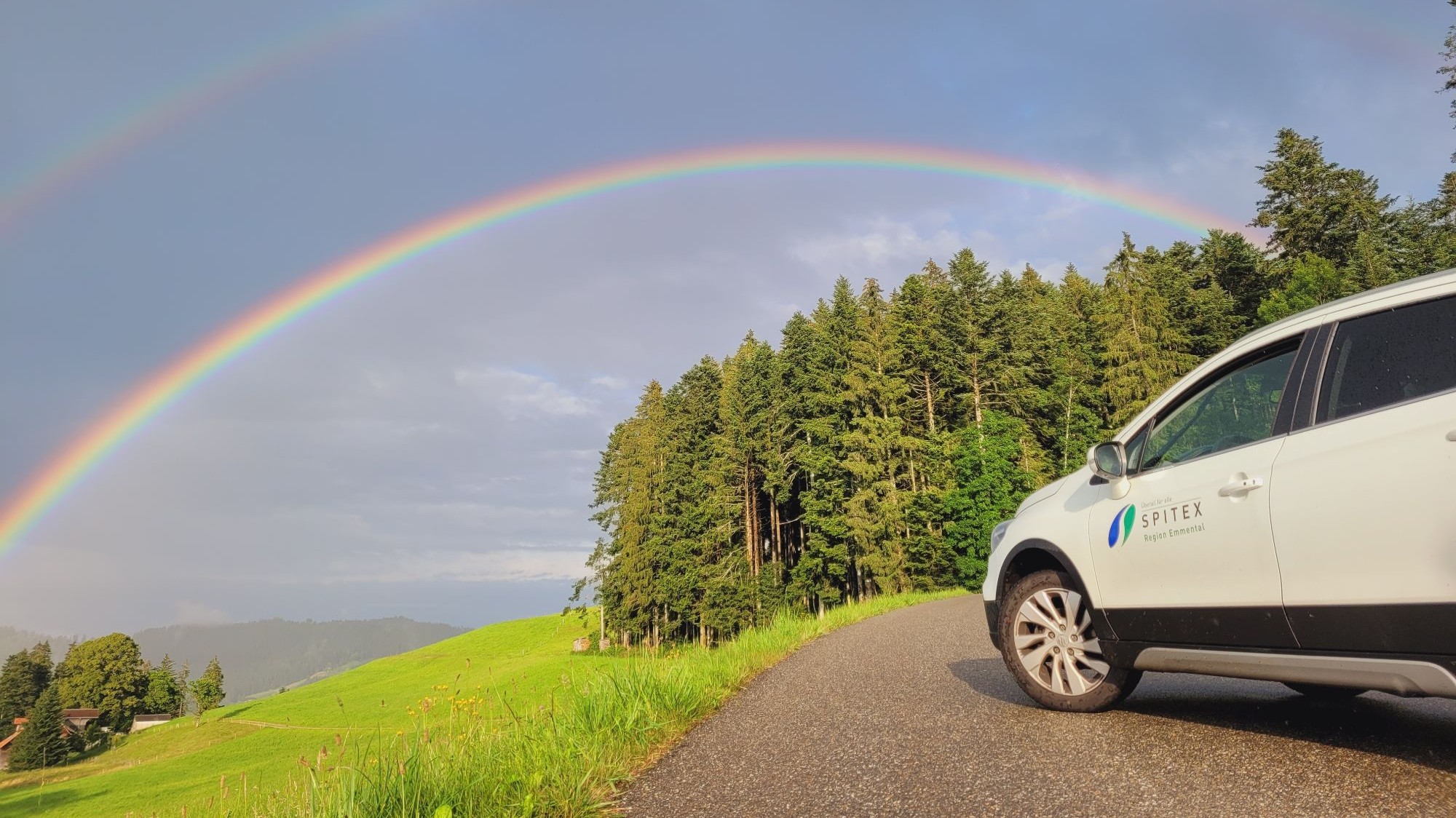 Regenbogen und Spitexauto.jpg