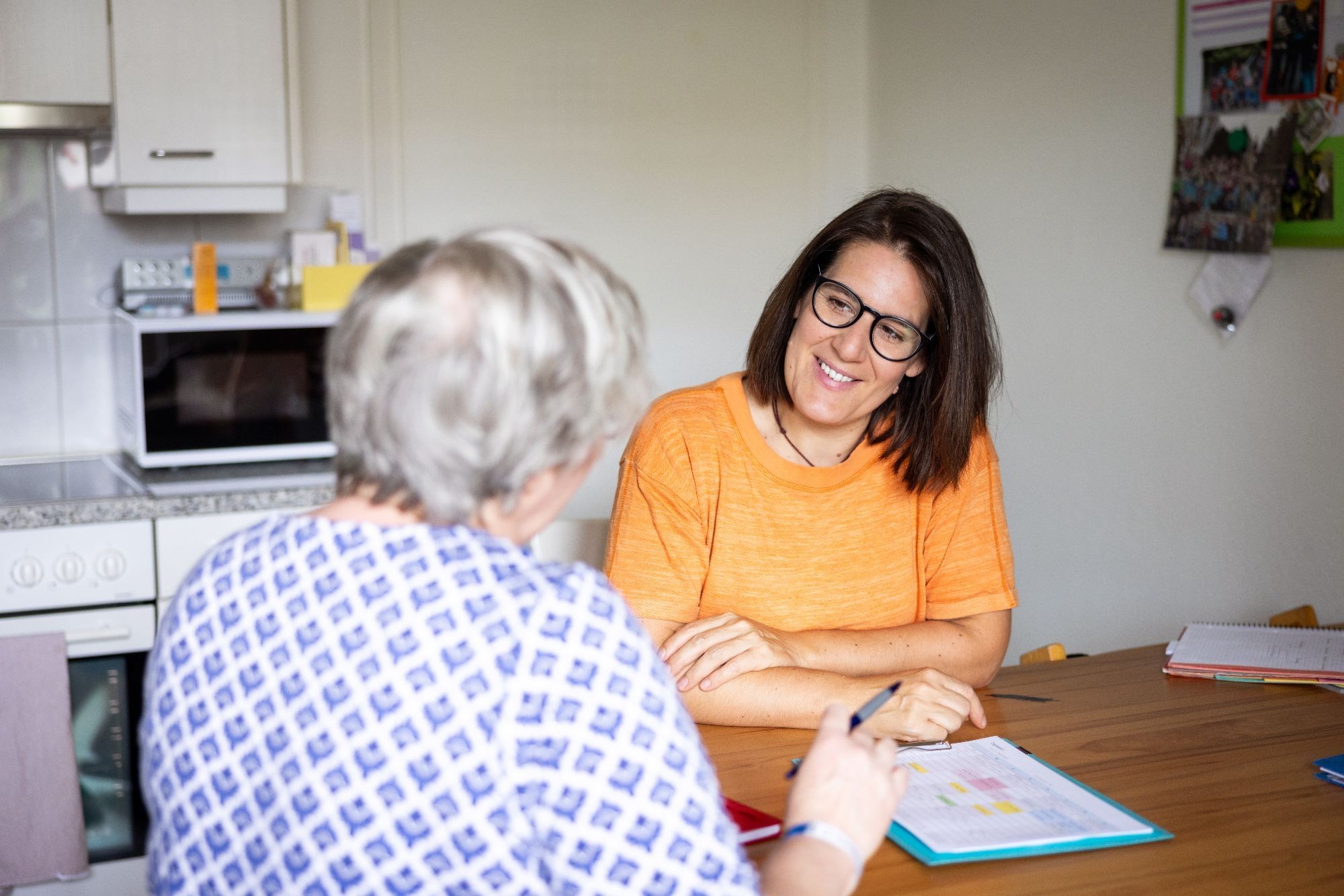 Yvonne mit Klientin_1_in der Küche_1.jpg