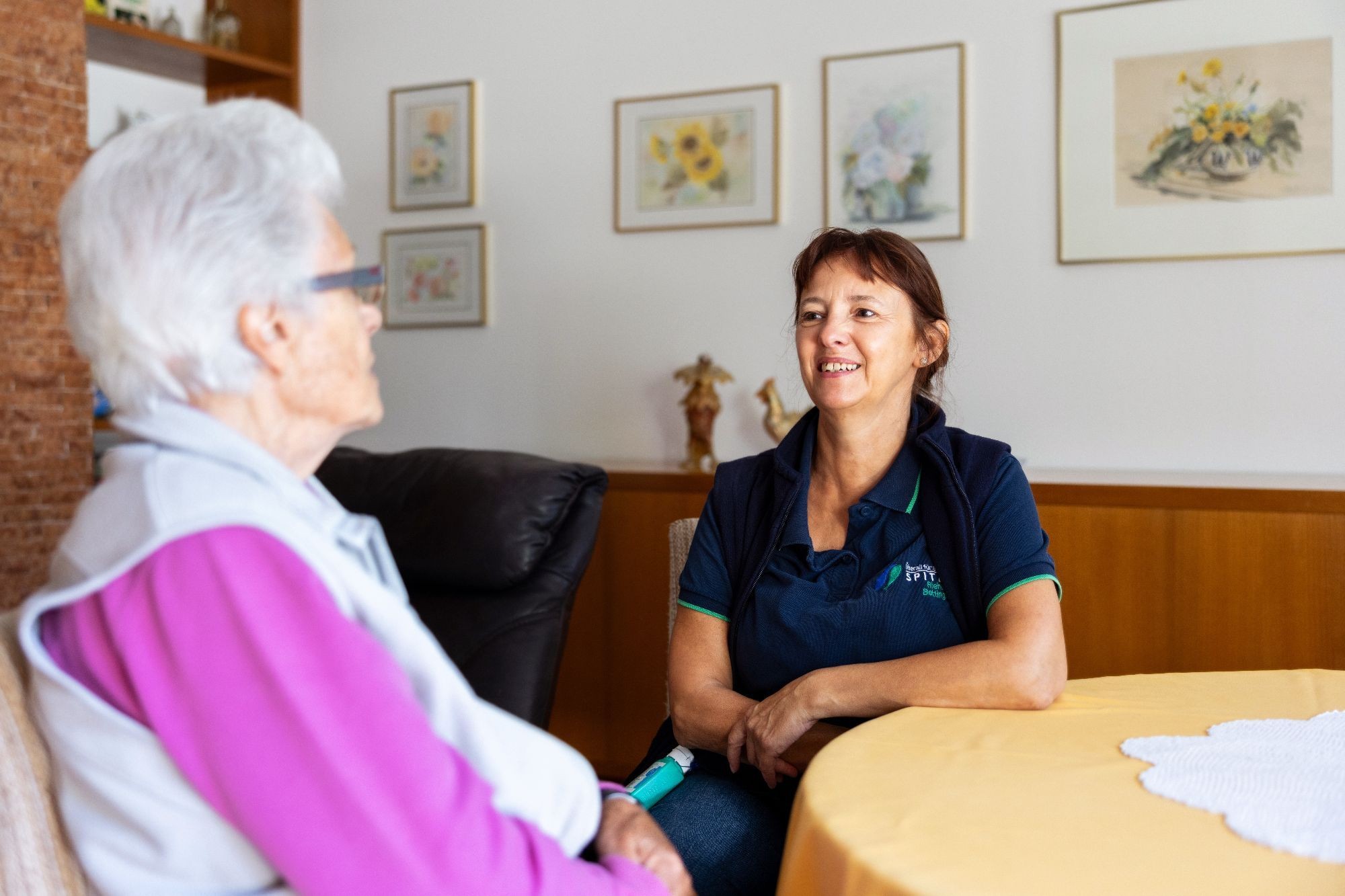 Priska mit Klientin_2_in der Stube_2.jpg