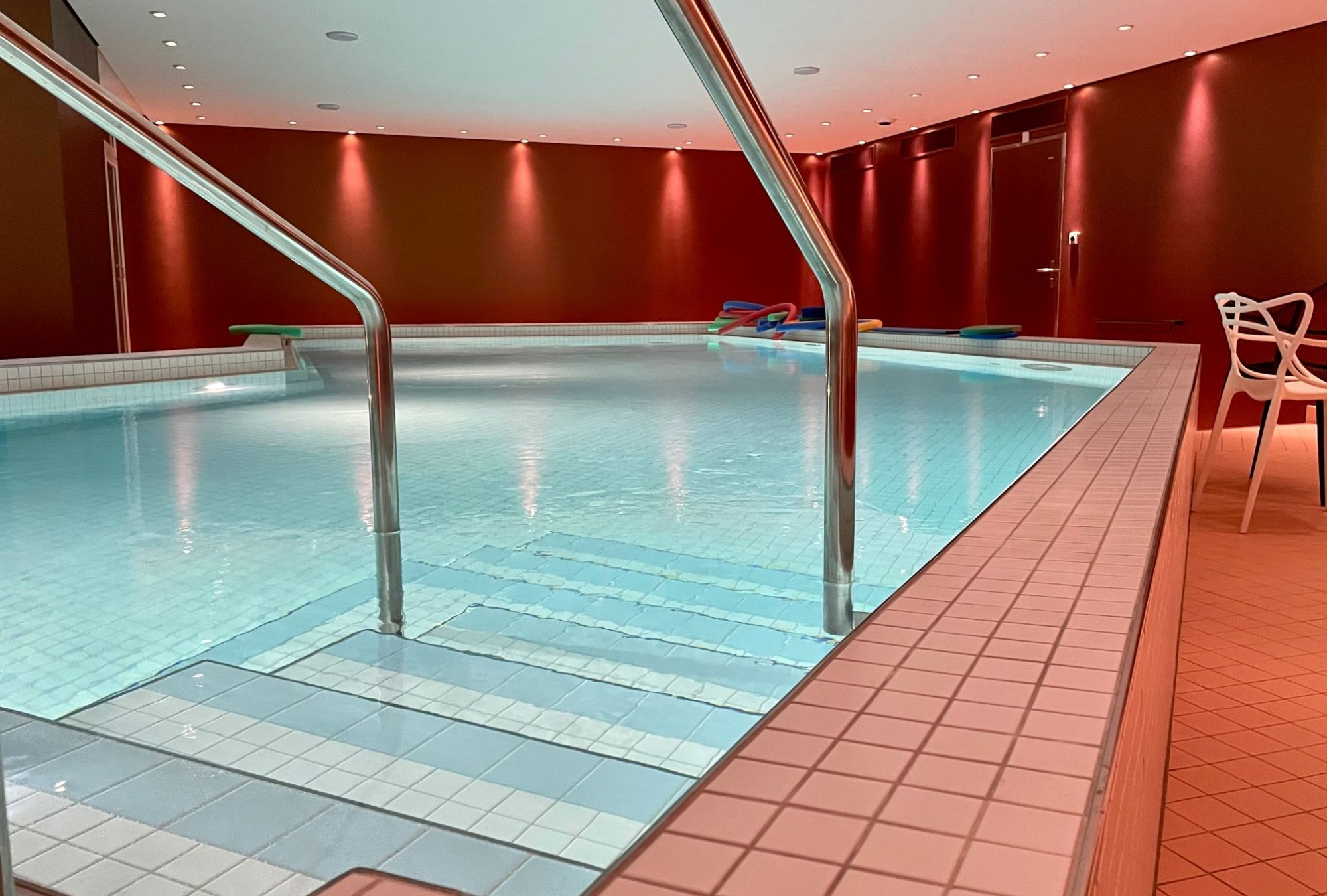 Therapie-Hallenschwimmbad.jpg