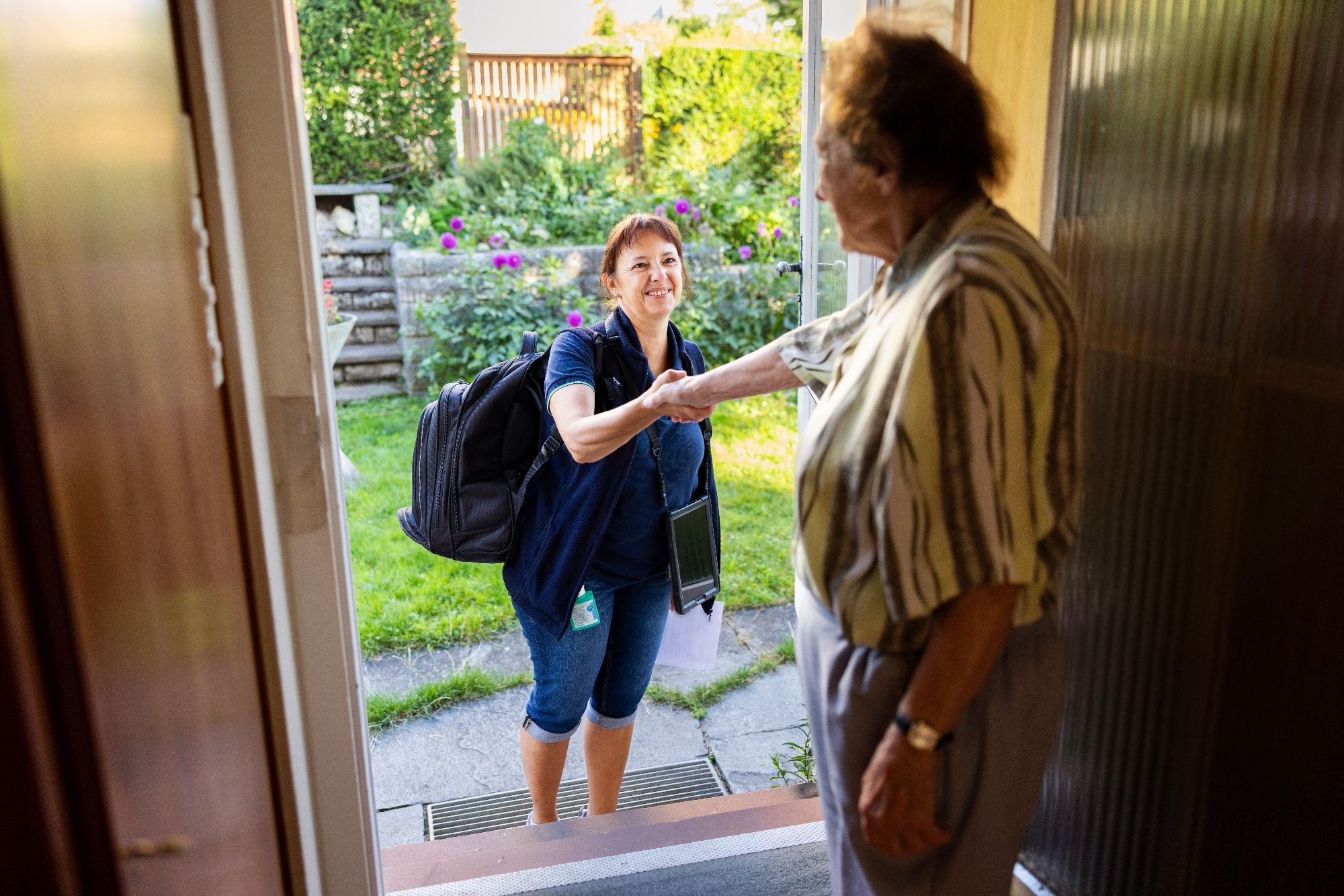 Priska mit Klientin_1_im Eingang_2.jpg