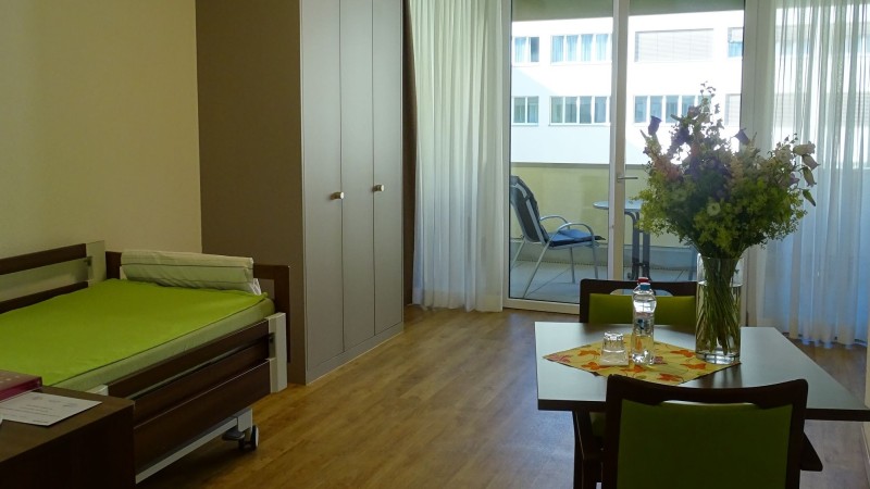 Zimmer mit Tisch.JPG