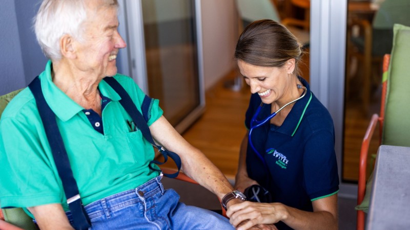 Eva mit Klienten_1_am Blutdruckmessen_4.jpg