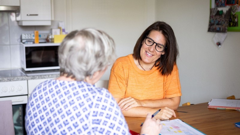 Yvonne mit Klientin_1_in der Küche_1.jpg