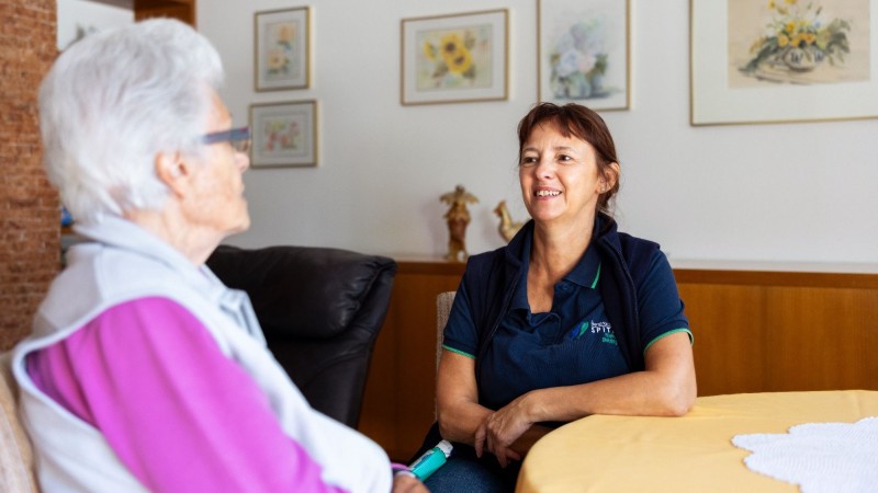 Priska mit Klientin_2_in der Stube_2.jpg