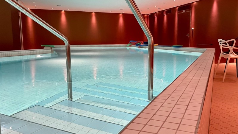 Therapie-Hallenschwimmbad.jpg