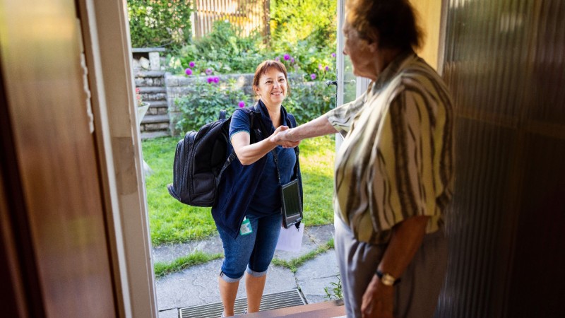 Priska mit Klientin_1_im Eingang_2.jpg